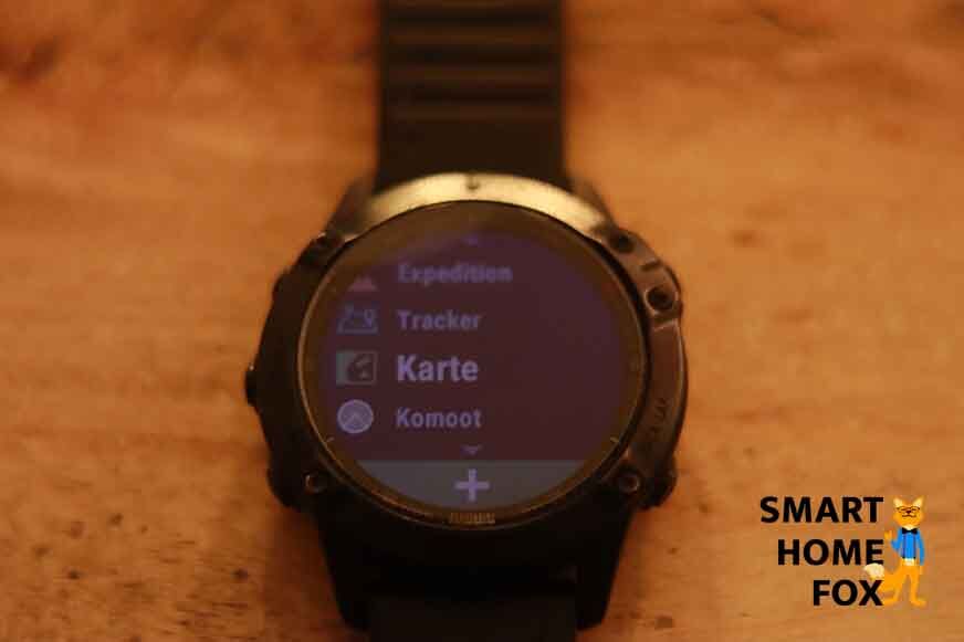 Можно видеть приложение Komoot на Garmin Fenix 6.